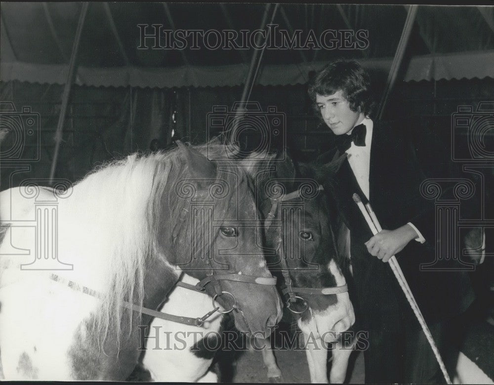 1975 Press Photo Jean-Pierre Richard Performs Circus Act With Horses, Paris Tent - Historic Images