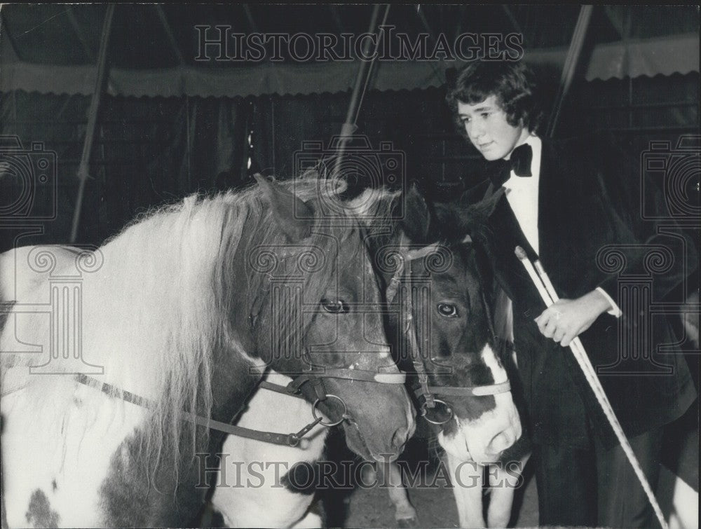 1975 Press Photo Jean-Pierre Richard Performs Circus Act With Horses, Paris Tent - Historic Images