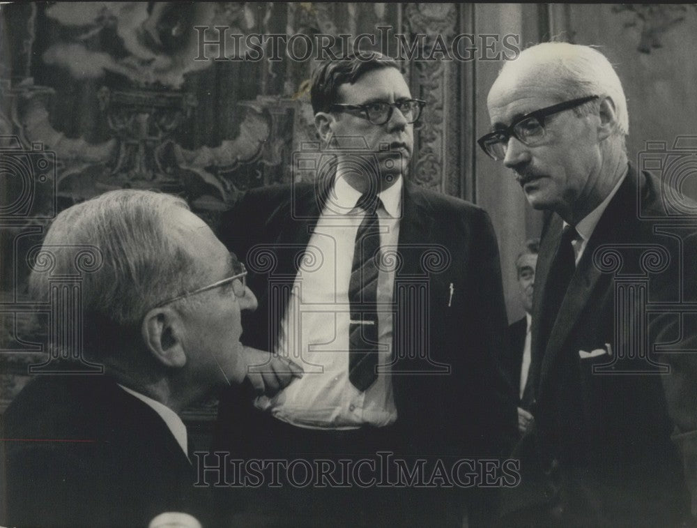 1968 Press Photo Edgard Cohen (GB), Arthur Okun (USA), & Alec Carncross (GB)-Historic Images