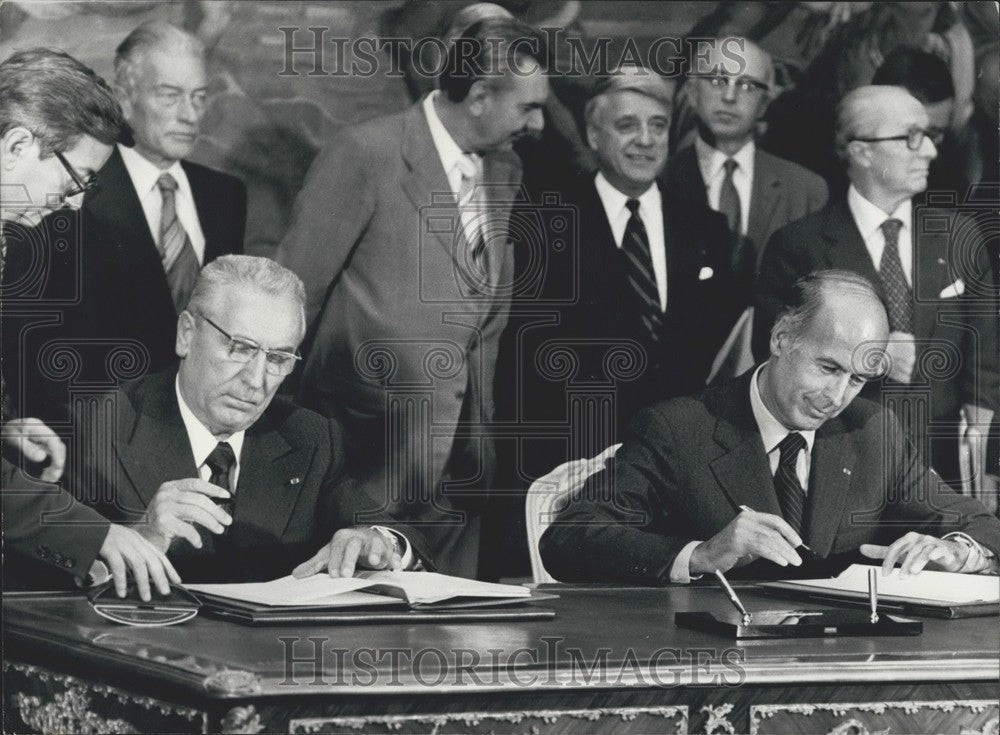 1977 Press Photo Edward Gierek and Giscard d'Estaing Sign France-Poland Accord-Historic Images
