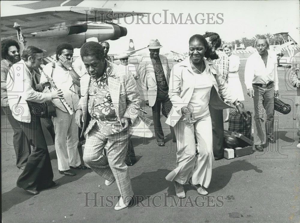 1977 Press Photo Dizzy Gillespie & Carrie Smith Dance With Local Band, Airport - Historic Images