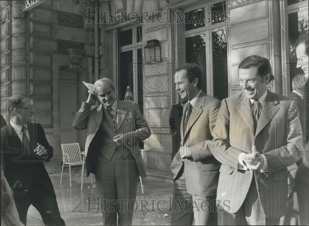 1979 Press Photo Minister Alain Peyrefitte Cleans Up after the Snowball Attack-Historic Images