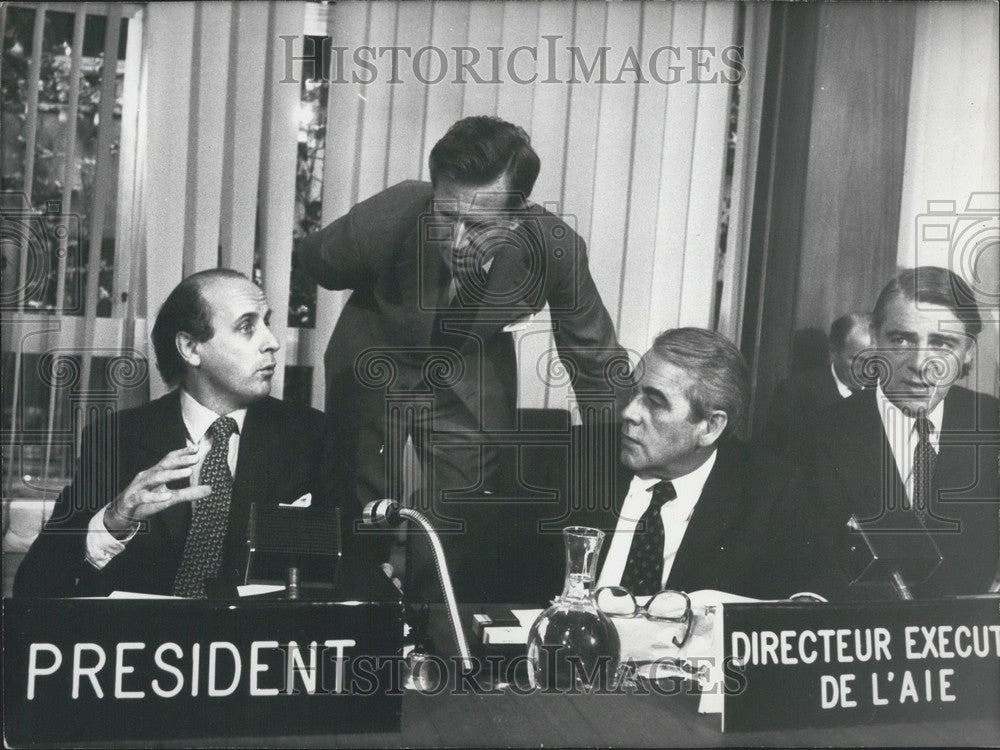 1975, O.E.C.D President Etienne Davignon at a Meeting in Paris - Historic Images