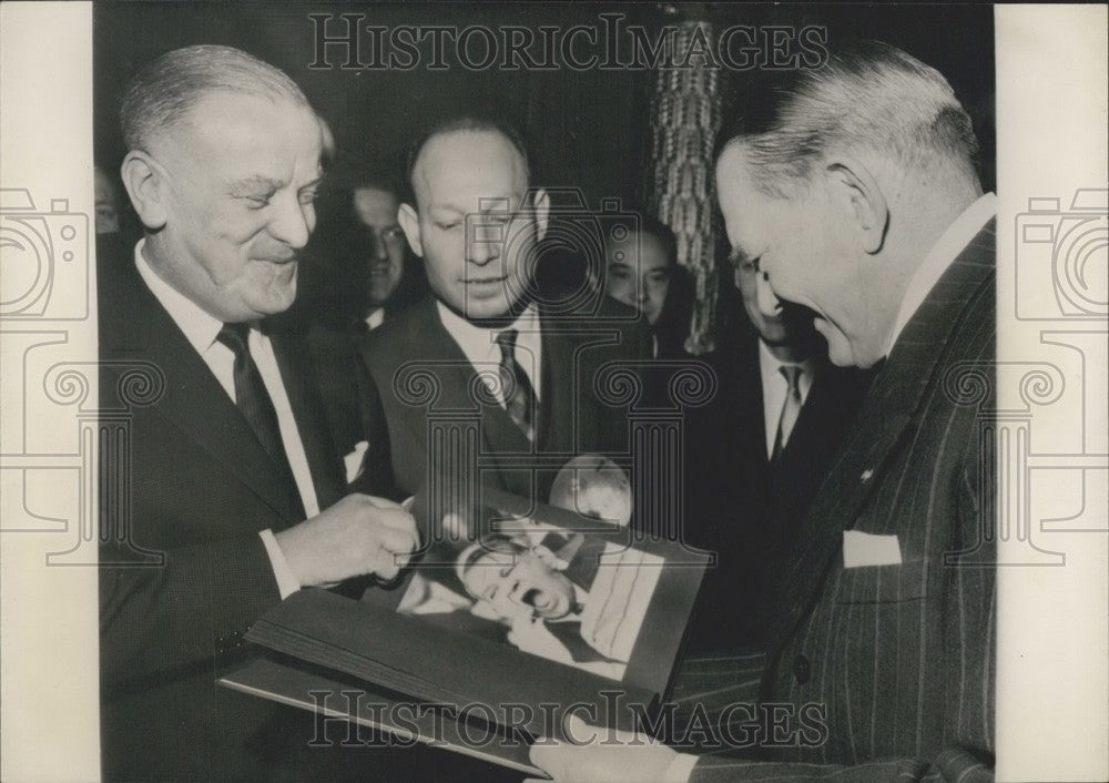 1959 Press Photo "France-Soir" Press Photographers Give President Coty Album - Historic Images