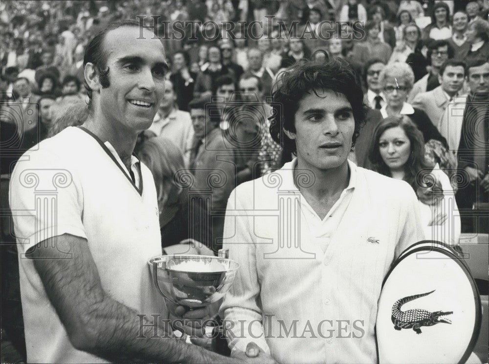 1972 Press Photo Andres Gimeno Shakes Patrick Proisy&#39;s Hand, French Open - Historic Images