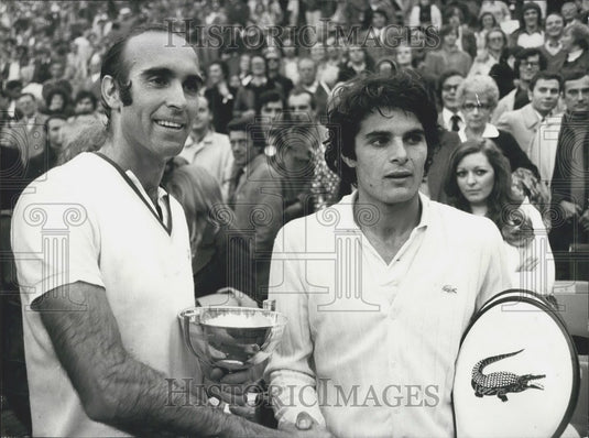 1972 Press Photo Andres Gimeno Shakes Patrick Proisy's Hand, French Open - Historic Images