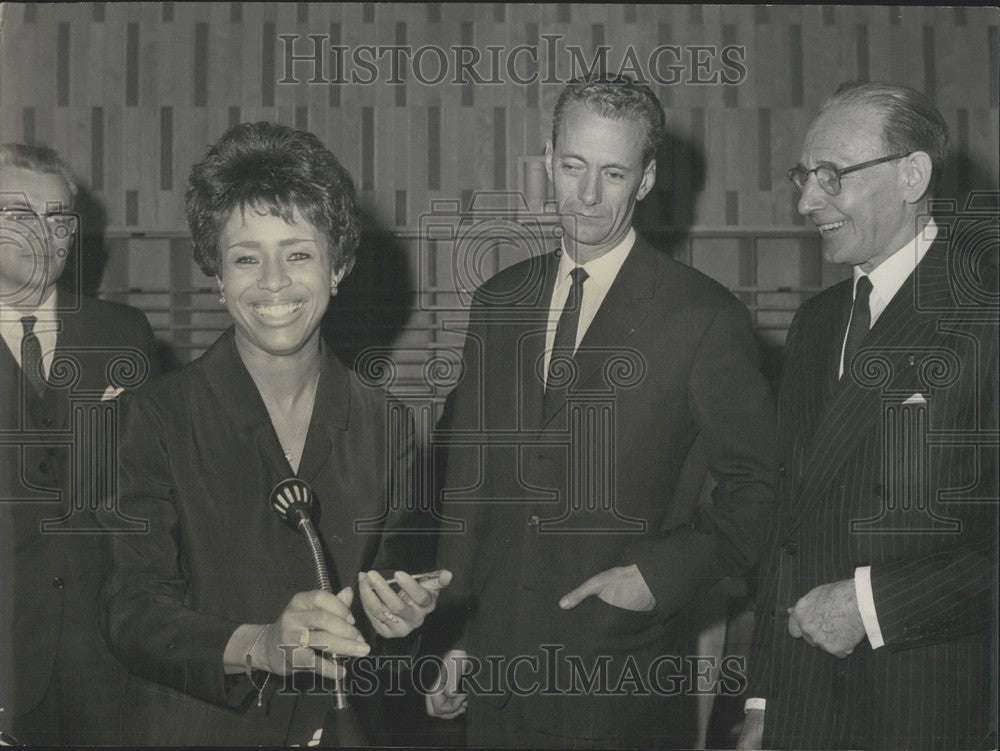 1966 Press Photo Willye White, American Track Athlete, Wins Fair Play Trophy - Historic Images