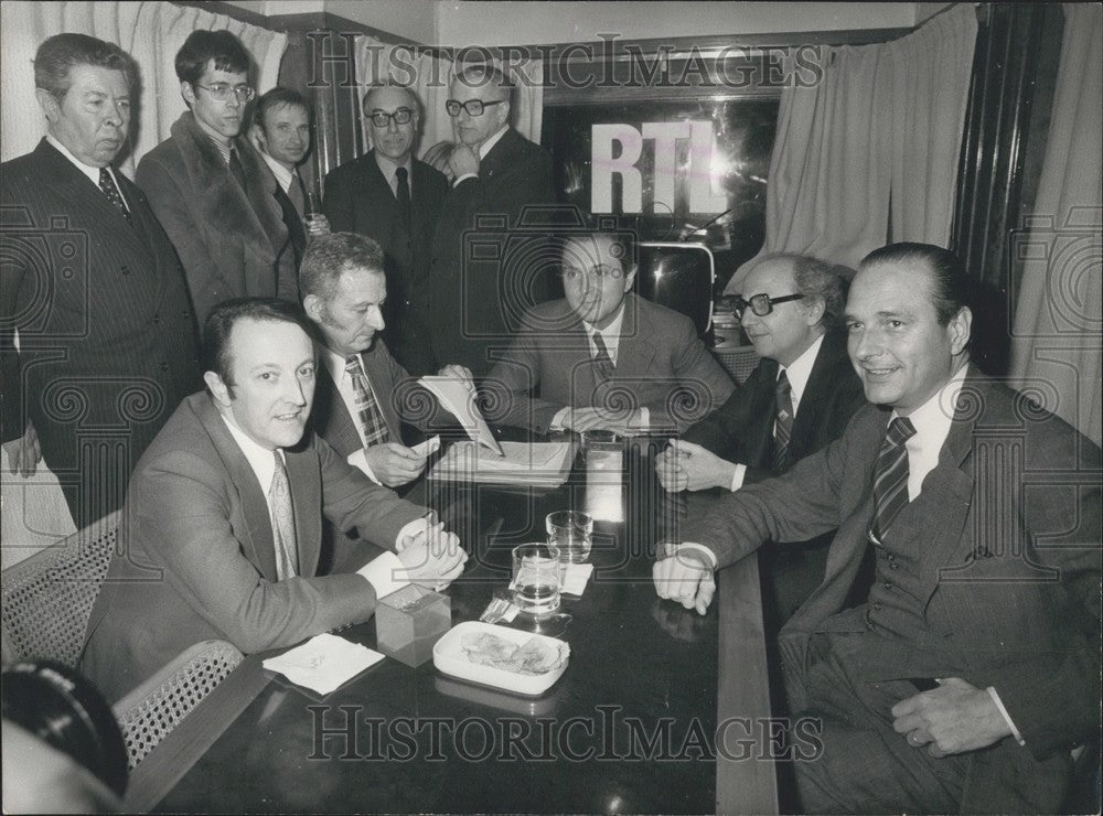 1977 Press Photo Paris Mayoral Candidates Meet in a Train - Historic Images