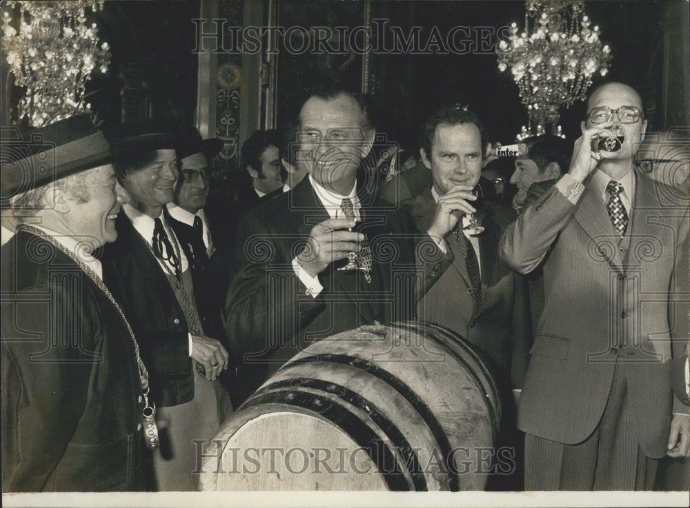 1977 Press Photo Jean Lecanuet &amp; Jacques Chirac Taste New Beaujolais Wine-Historic Images