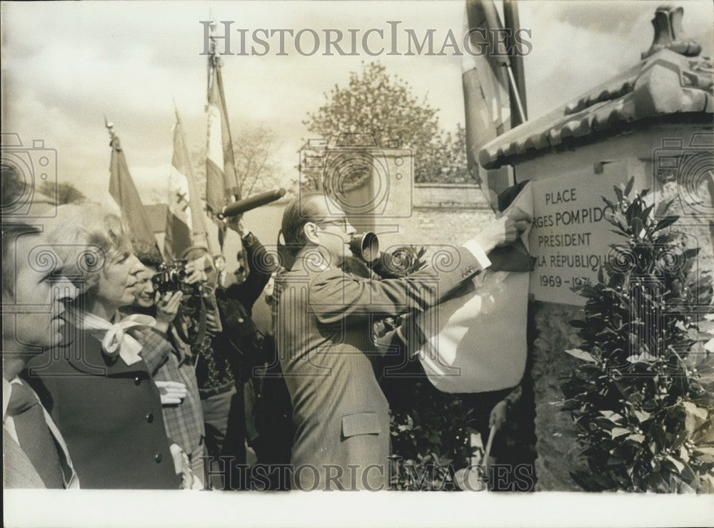 1977 Press Photo Jacques Chirac Unveils Plaque at Place Georges Pompidou-Historic Images