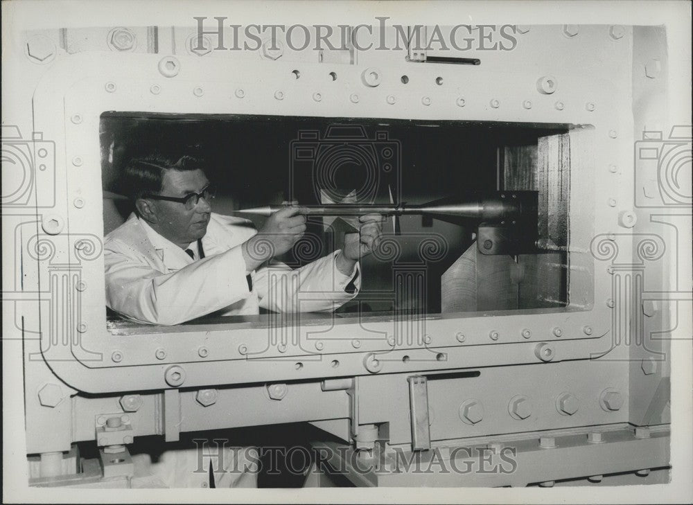 1959 Press Photo Dr. William Hilton is seen here with model guided missile-Historic Images