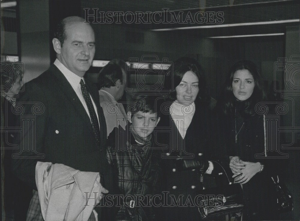 1970 Press Photo Admiral Limon, His Wife, & Children, Orly Airport, Paris - Historic Images