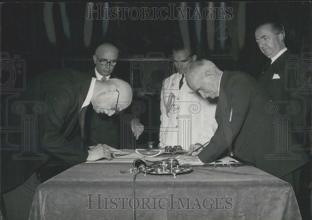 1953 Press Photo Pella Sworn in by Italy&#39;s President Einaudi - Historic Images