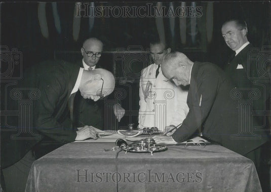 1953 Press Photo Pella Sworn in by Italy's President Einaudi - Historic Images