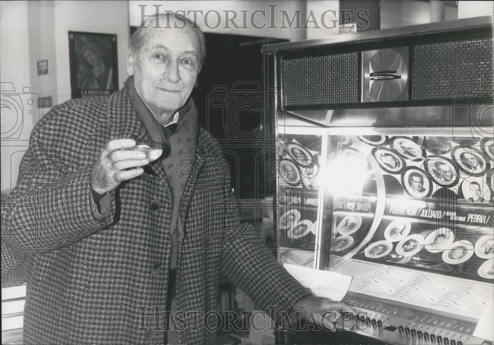 1967 Press Photo Maurice Dekobra Presents New Book &quot;L&#39;Espion Qui Faisait Rire&quot; - Historic Images