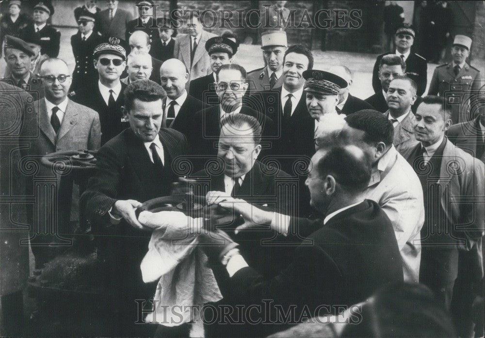 1958 Press Photo R. Lacoste Opens Stopper That Makes Oil Flow Into Tanker-Historic Images