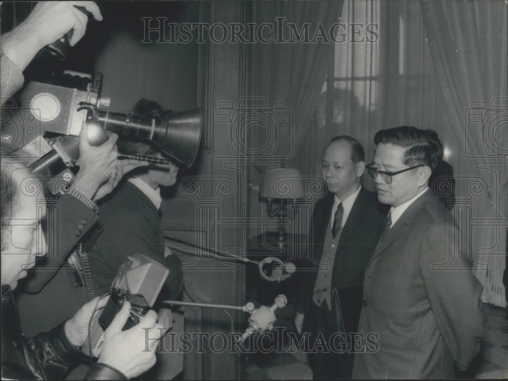 1972 Press Photo North Vietnam Delegate Vo Van Sung Interviewed, Quai d'Orsay - Historic Images