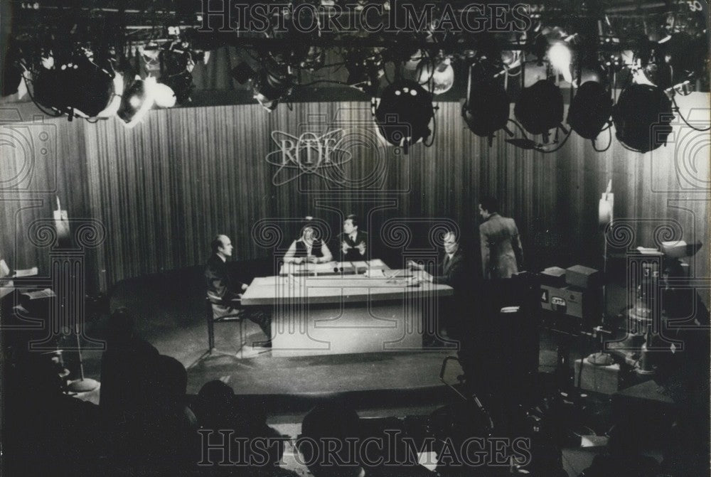 1974 Press Photo TV Studio, Giscard d&#39;Estaing&#39;s &amp; Mitterrand&#39;s Encounter - Historic Images