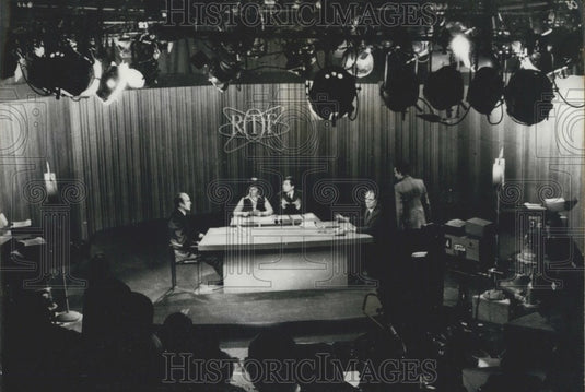 1974 Press Photo TV Studio, Giscard d'Estaing's & Mitterrand's Encounter - Historic Images