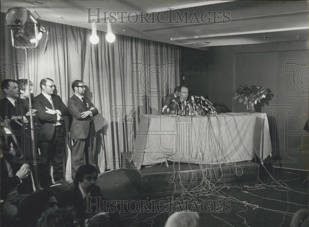 1974 Press Photo Francois Mitterrand Press Conference Paris Headquarters-Historic Images