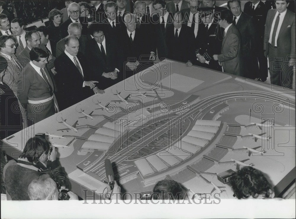 1982 Press Photo People Admire New Charles de Gaulle Airport Model, Roissy - Historic Images