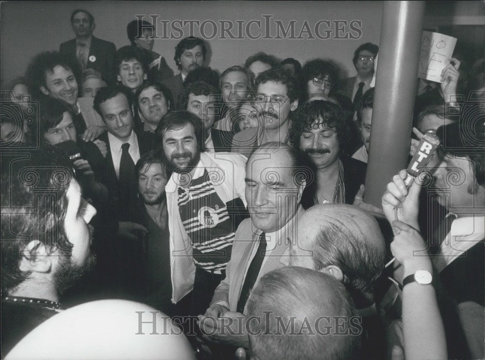 1981 Press Photo Francois Mitterrand Arriving Rue Solferino After Voting - Historic Images