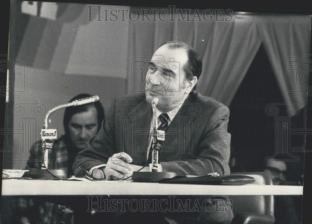 1974 Press Photo Francois Mitterrand Debates Jacques Chaban-Delmas Europe 1 - Historic Images