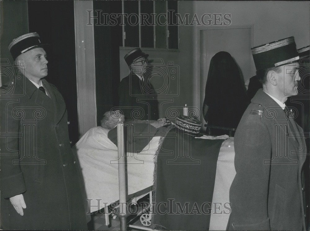 1969 Press Photo General Catroux&#39;s Widow Leans Over Catafalque-Historic Images