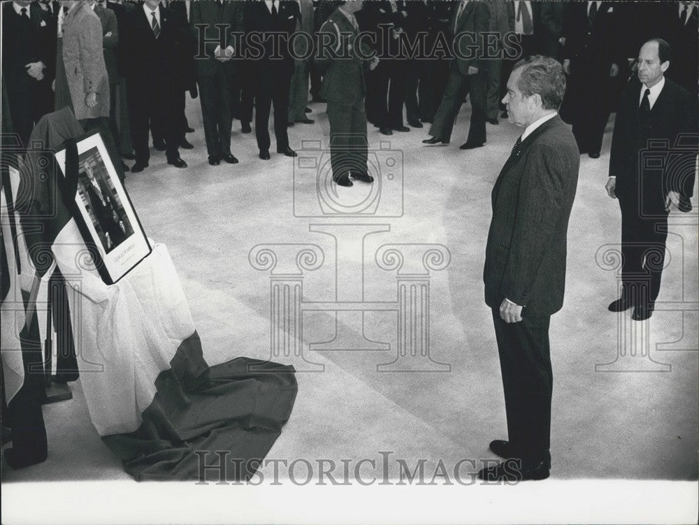 1974 President Nixon Admires Pompidou&#39;s Portrait, Orly Airport - Historic Images