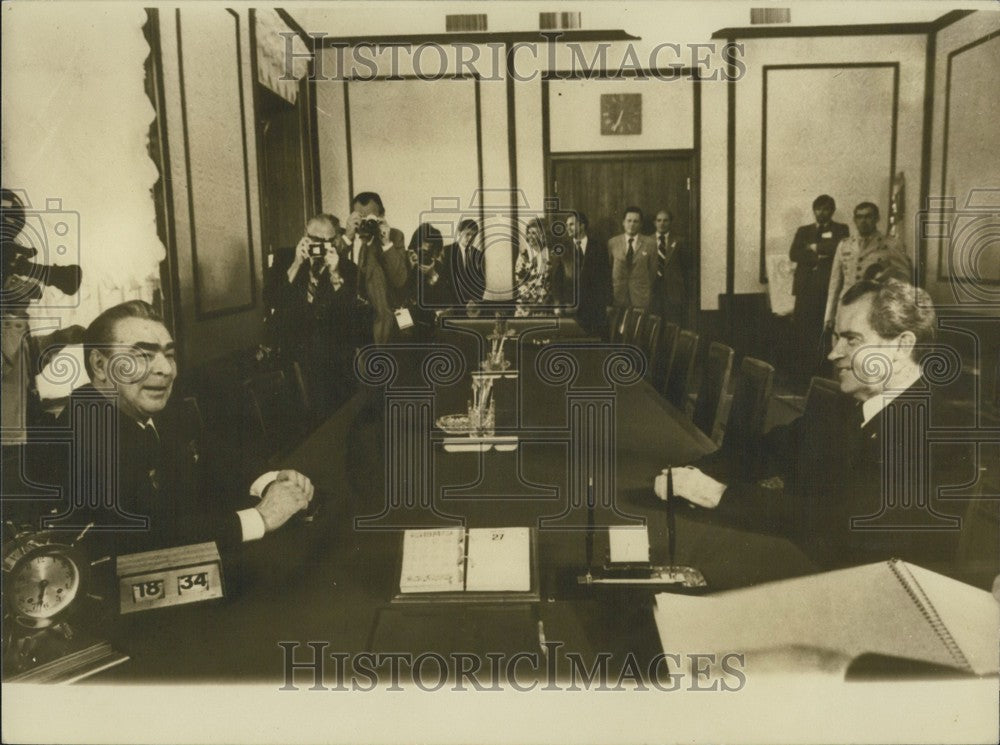 1974 Press Photo Leonid Brejnev Facing President Nixon During Kremlin Meeting - Historic Images