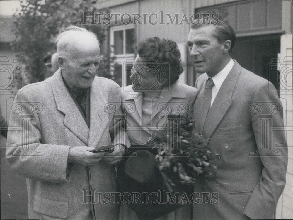 1953 Press Photo General Rembe and Family Return Home-Historic Images