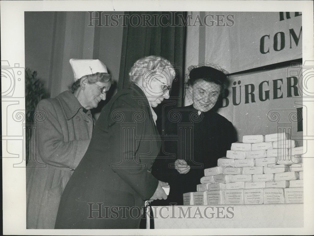 Press Photo Hanna Reuter at Butter Distribution to needy Germans. - Historic Images