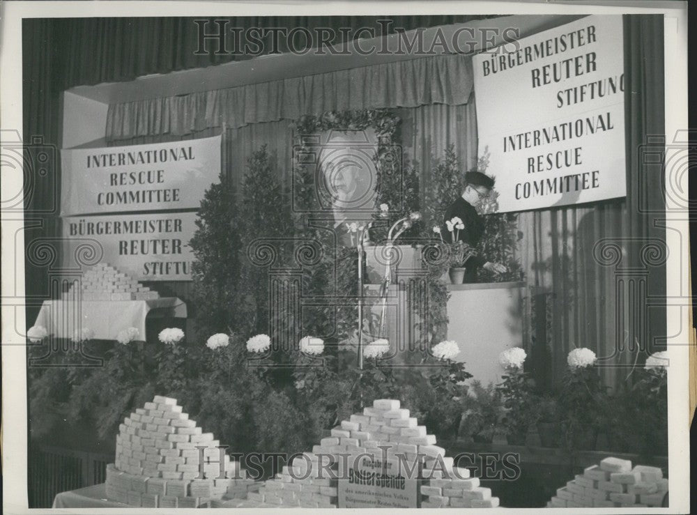 Press Photo Hanna Reuter at food aid distribution to needy Germans. - Historic Images