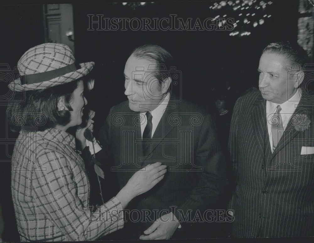 1968 Press Photo Francois Mitterrand Congratulates Newlywed Mrs. Jean Rigaux-Historic Images