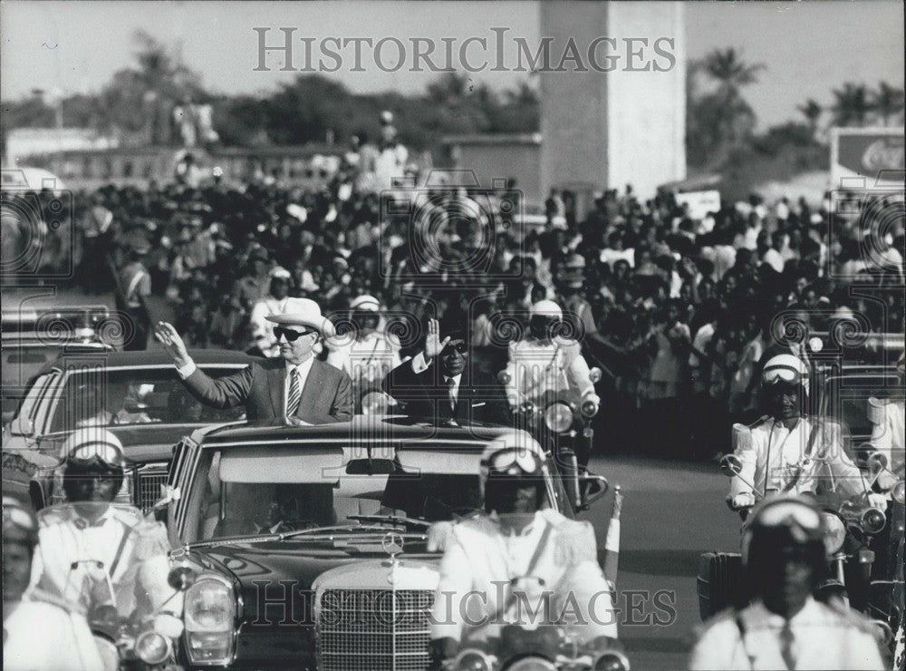 1982 Press Photo Parade for President Mitterand Arrival in Africa - Historic Images