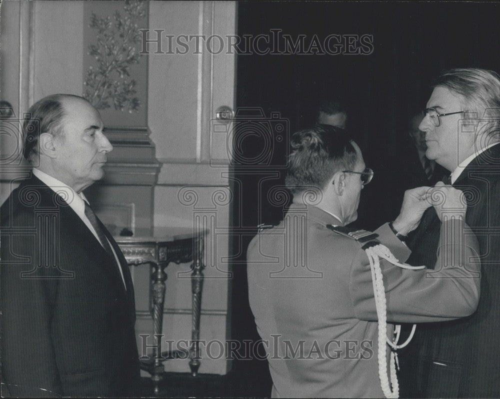 1981 Press Photo President Francois Mitterrand Decorates Minister Pierre Mauroy - Historic Images