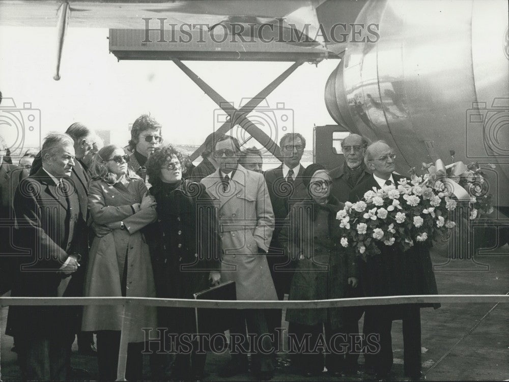 1975 Reporter Paul Leandri's Casket Arrives Roissy-en-France - Historic Images