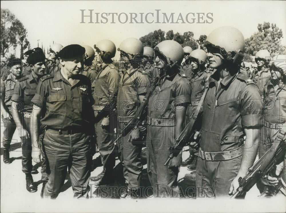 1971 Press Photo Israelite Lieutenant-General Haim Bar-Lev Passes Troops-Historic Images