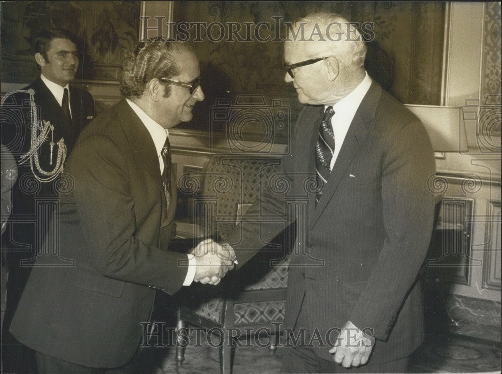 1975 Press Photo Costa Gomez with US Ambassador Kenneth Rush, Quai d'Orsay Paris-Historic Images