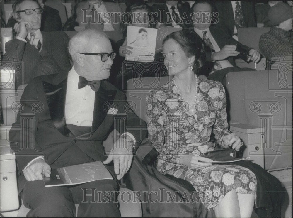1976, Mrs. Giscard d'Estaing with US Ambassador, Paris, Kenneth Rush - Historic Images
