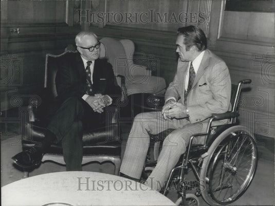 1975 Press Photo George Wallace with Kenneth Rush in Paris-Historic Images