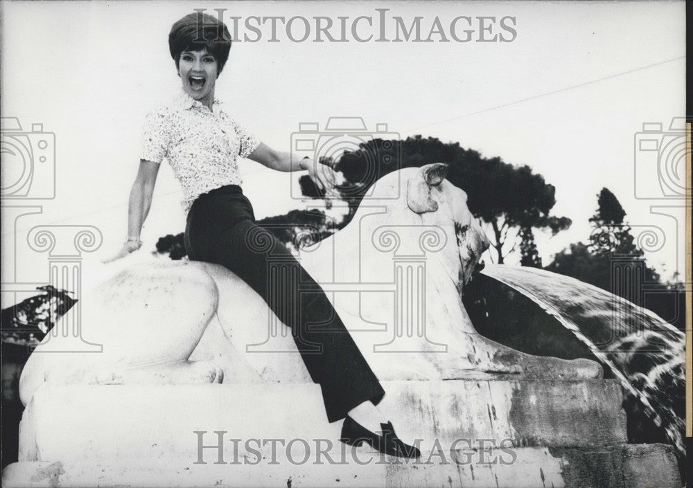 1969 Press Photo Actress Lilo Pulver posing on beautiful water fountain.-Historic Images