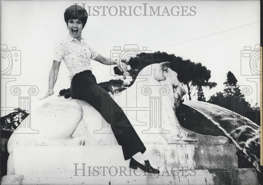1969 Press Photo Actress Lilo Pulver posing on beautiful water fountain.-Historic Images