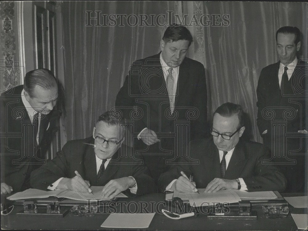 1969, Michel Debre and Kirilline Sign Franco-Soviet Agreement - Historic Images