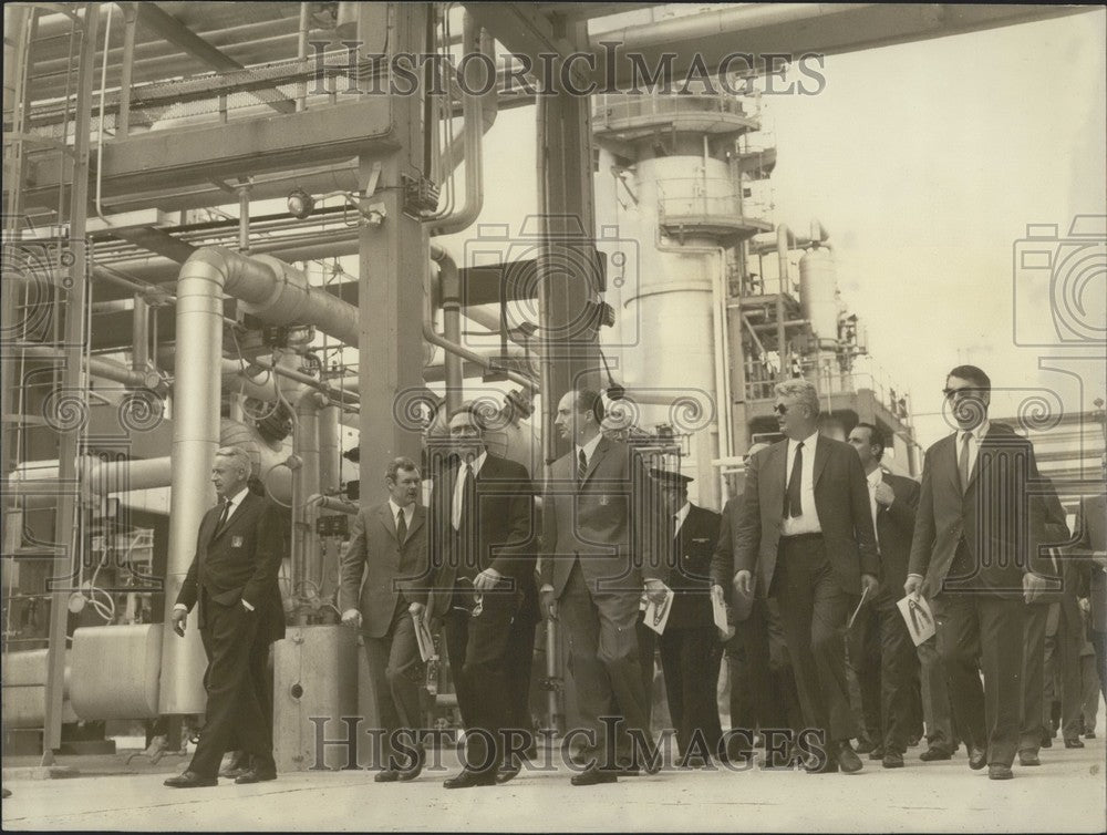 1970 Press Photo Francois Ortoli&#39;s First Visit to a Refinery in Vernon-Historic Images