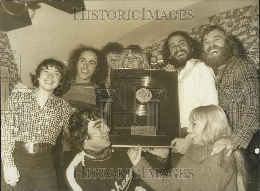 1977 Press Photo Michel Fugain and His Gold Record for the Song &quot;Le Printemps&quot;-Historic Images