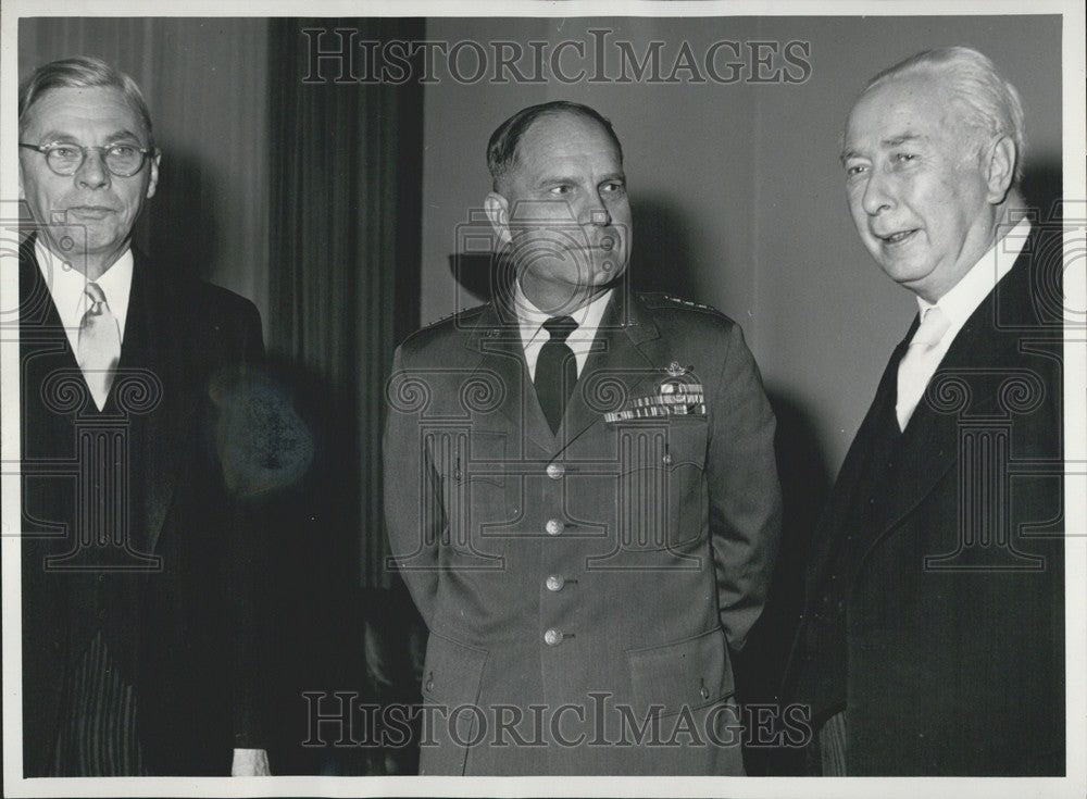 1955 Press Photo Dr. Conant, General Cook, and Federal President Heuss. - Historic Images