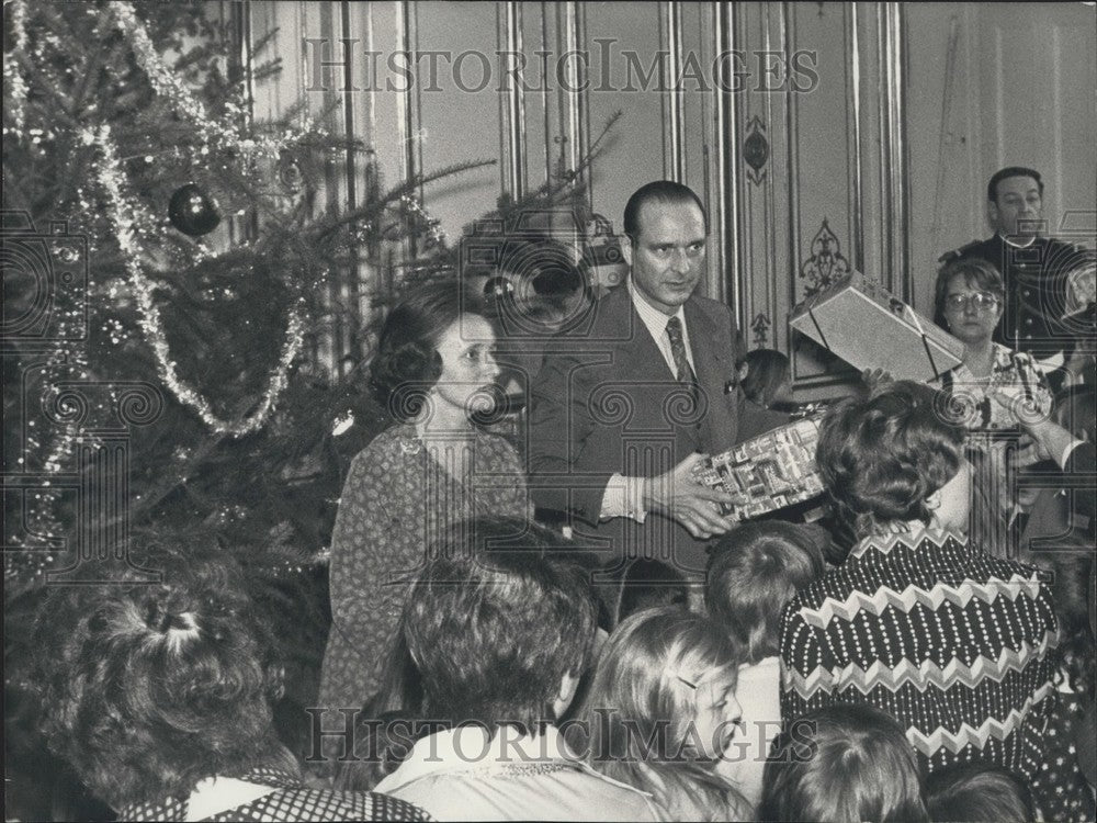 1975 Jacques Chirac and Wife Distribute Christmas Gifts to Children - Historic Images