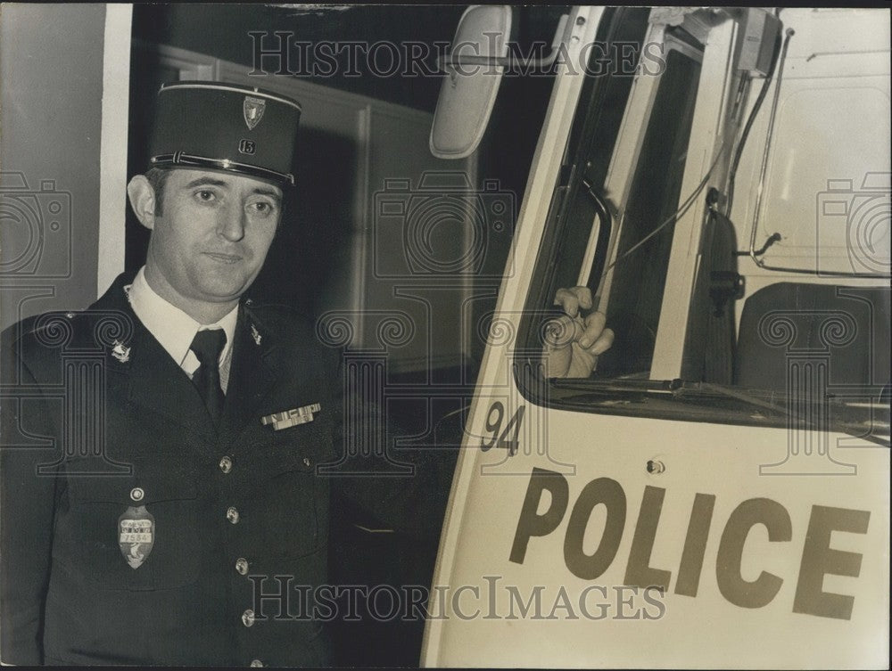 1976 Press Photo Andre Mahe in Uniform in front of the Police-Rescue Vehicle - Historic Images