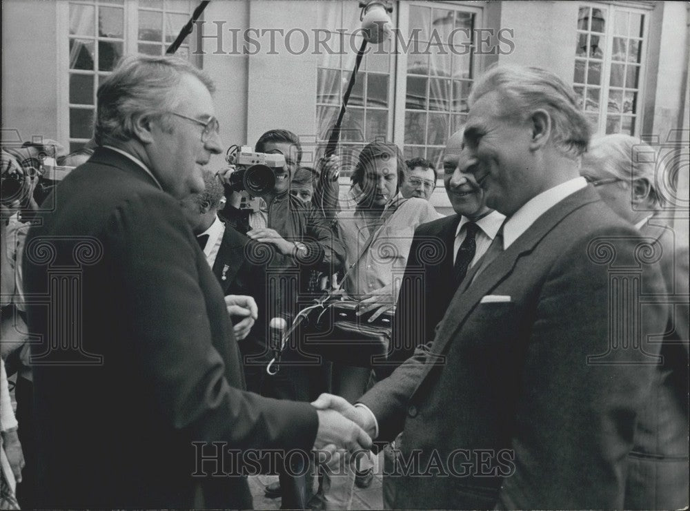 1981 Pierre Mauroy and Polish Foreign Minister Josef Czyrek - Historic Images